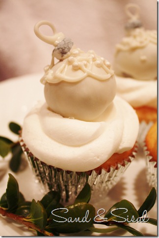 Christmas ornament cupcake