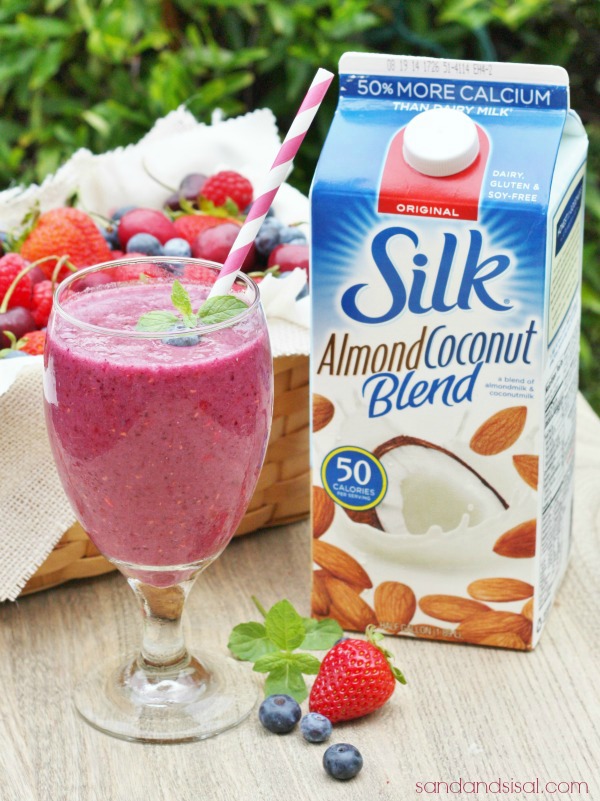 Antioxidant Rich Berry Breakfast Smoothie, dairy free, gluten free, soy free, antioxident rich, protein packed #SilkAlmondBlends