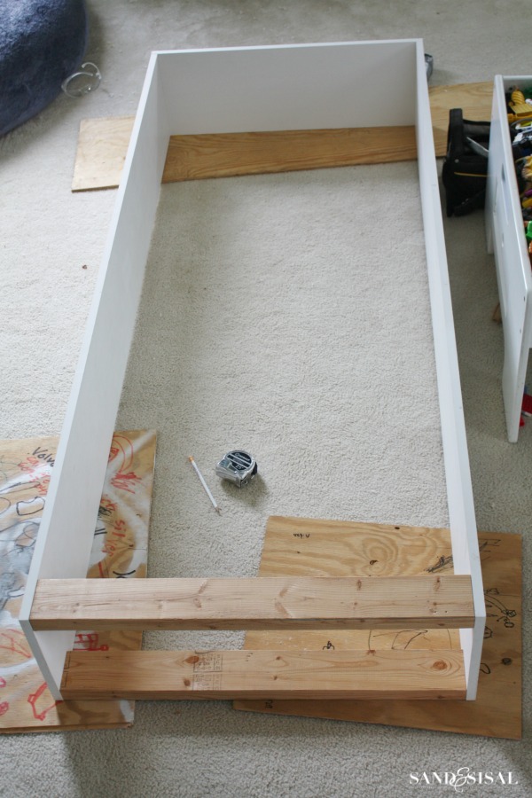 Built-in bookshelves - base