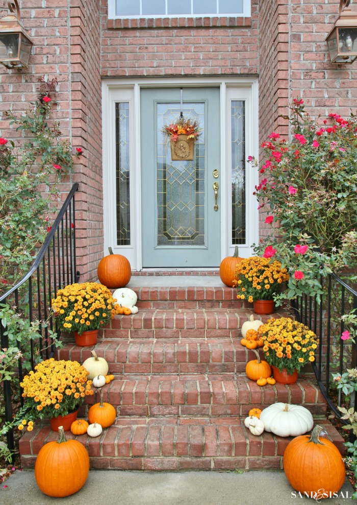  Decorating  a Front Porch  for Fall 