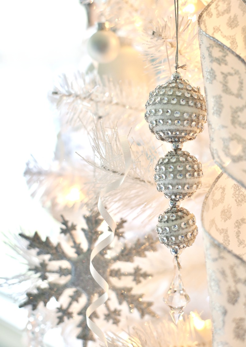 A Winter Wonderland Christmas Tree - Sand and Sisal