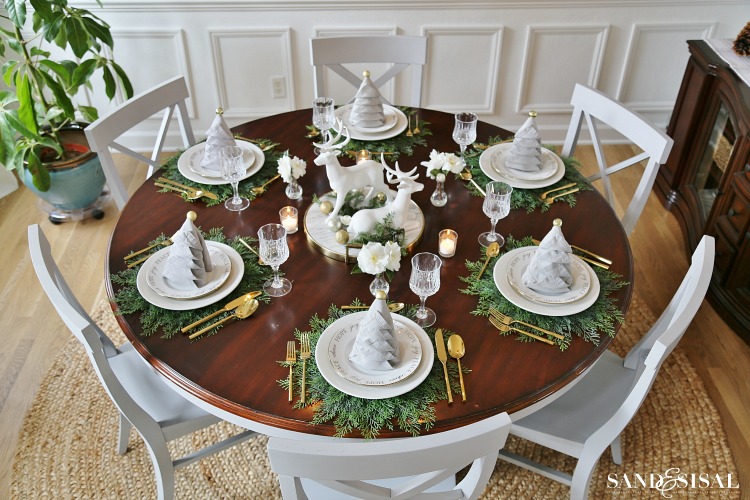 christmas-tablescape-with-christmas-tree-folded-napkins