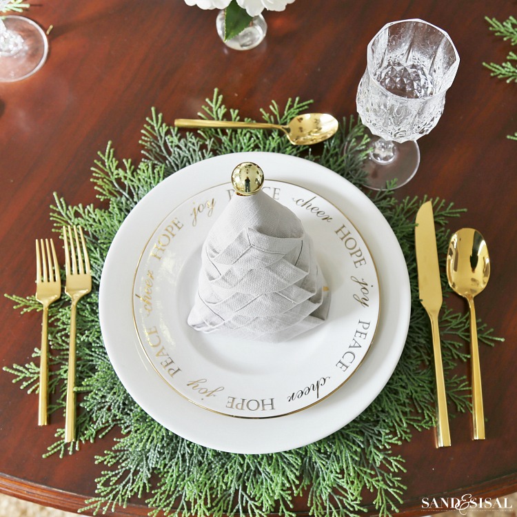 Christmas Tablesetting Idea with Christmas Tree Napkin Fold