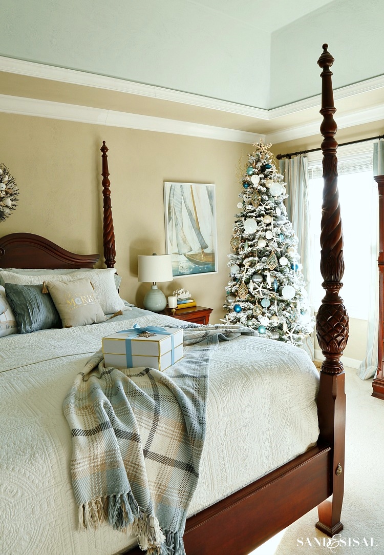 coastal-christmas-decor. Coastal Christmas Bedroom