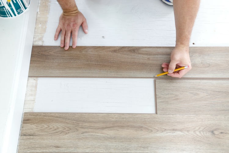 installing-vinyl-plank-flooring-cutting-end-pieces