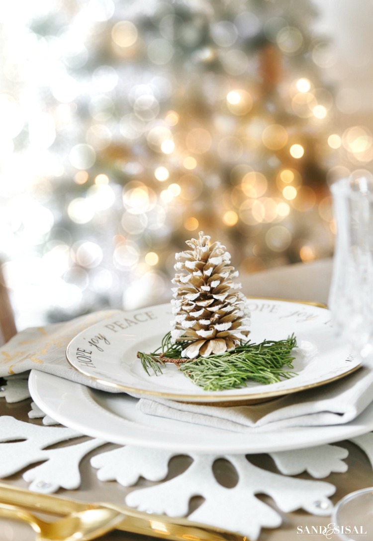 Rustic Glam Christmas Place Setting - Neutral Rustic Glam Christmas Dining Room. #rusticglam #rusticdecor #christmastable #neutralchristmas #rusticchic #coastalliving #diningroom