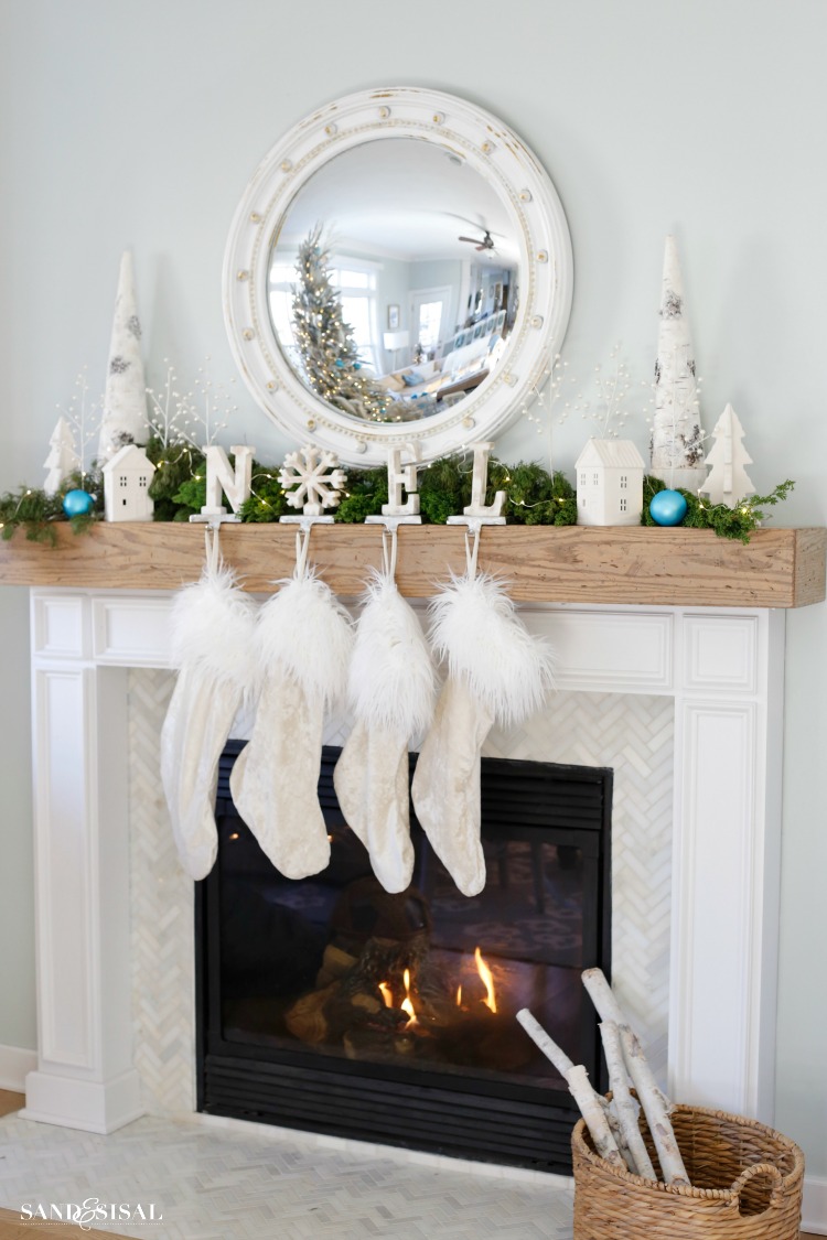 White Christmas Mantel #whiteChristmas #Christmasdecorations #mantel 