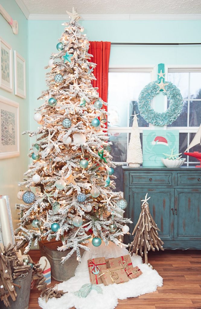 16 Chic Coastal Christmas Tree Ideas Sand and Sisal