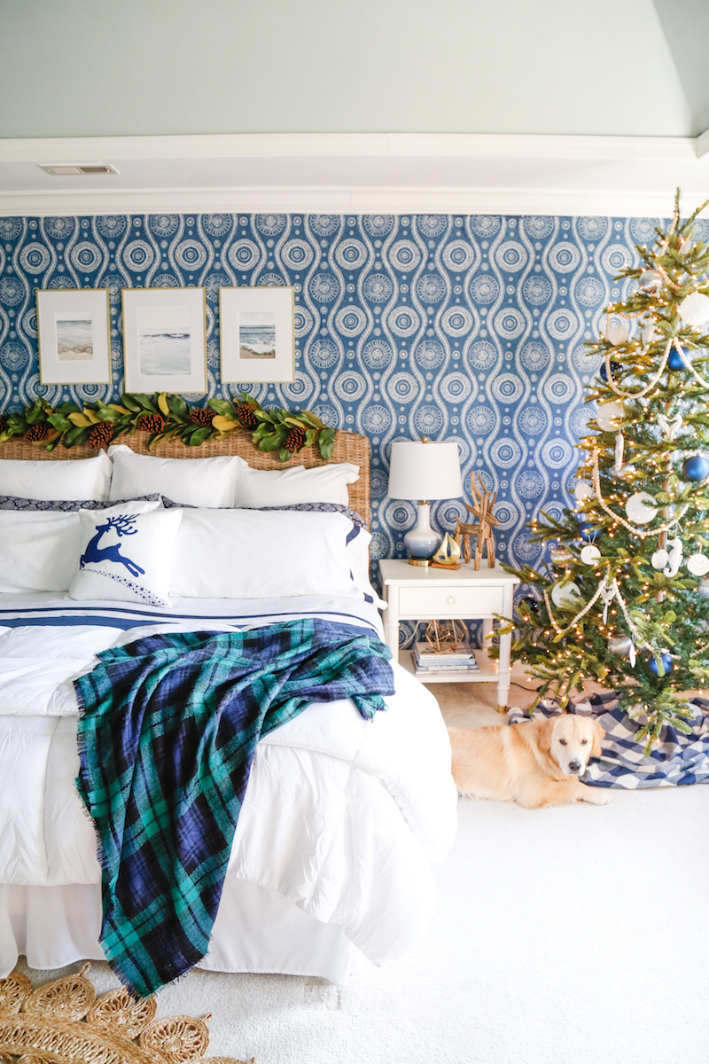 Coastal White Christmas Family Room - Sand and Sisal